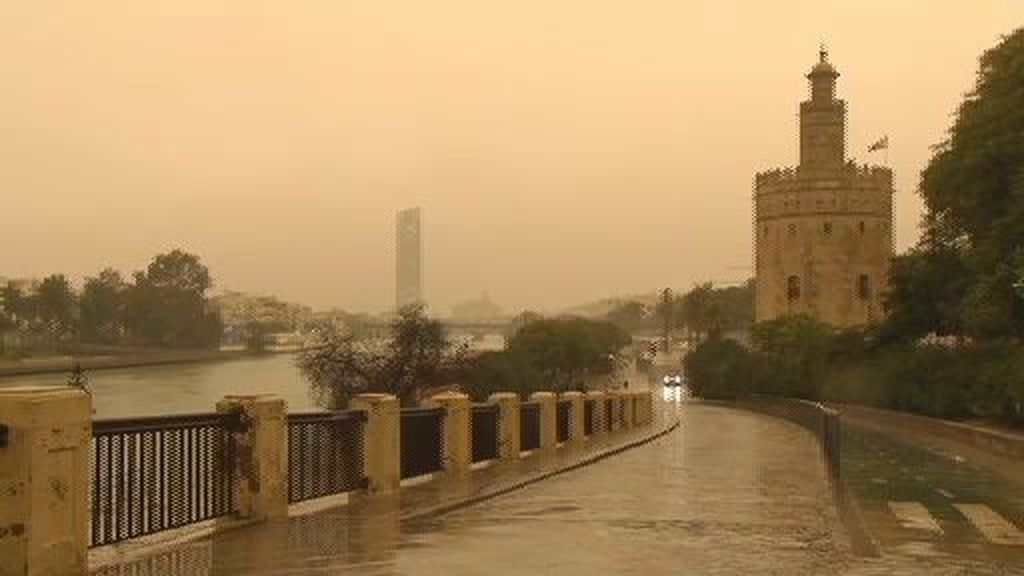 El polvo de barro flota sobre Sevilla