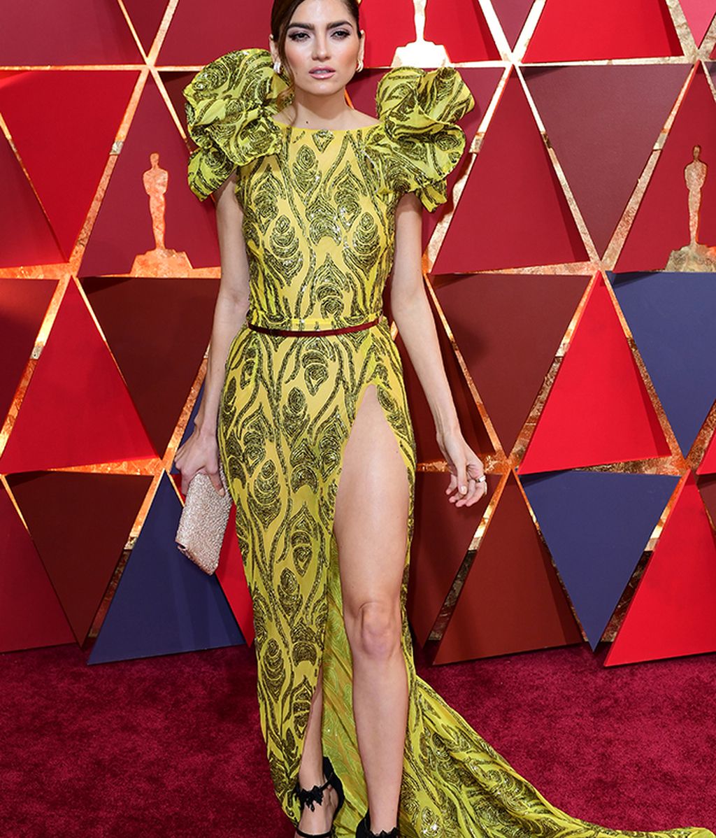 Blanca Blanco con un vestido de abertura muy pronunciada