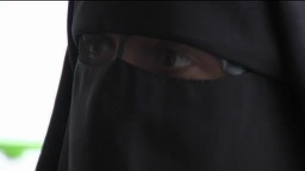 Abrazó el Islam y decidió libremente taparse con un niqab