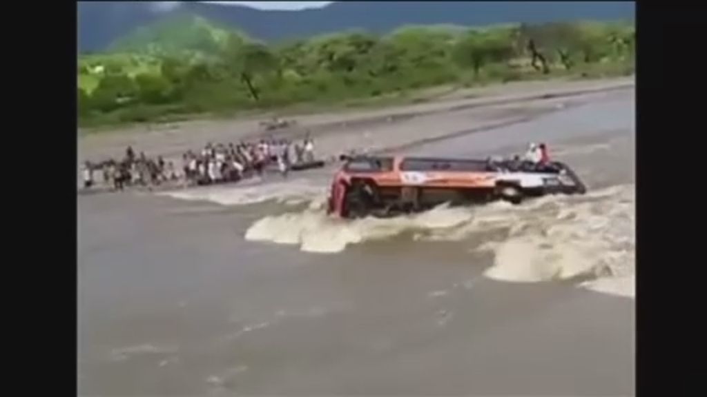 Sorprendente momento en el que un autobús es arrastrado mientras cruzaba el río Seco