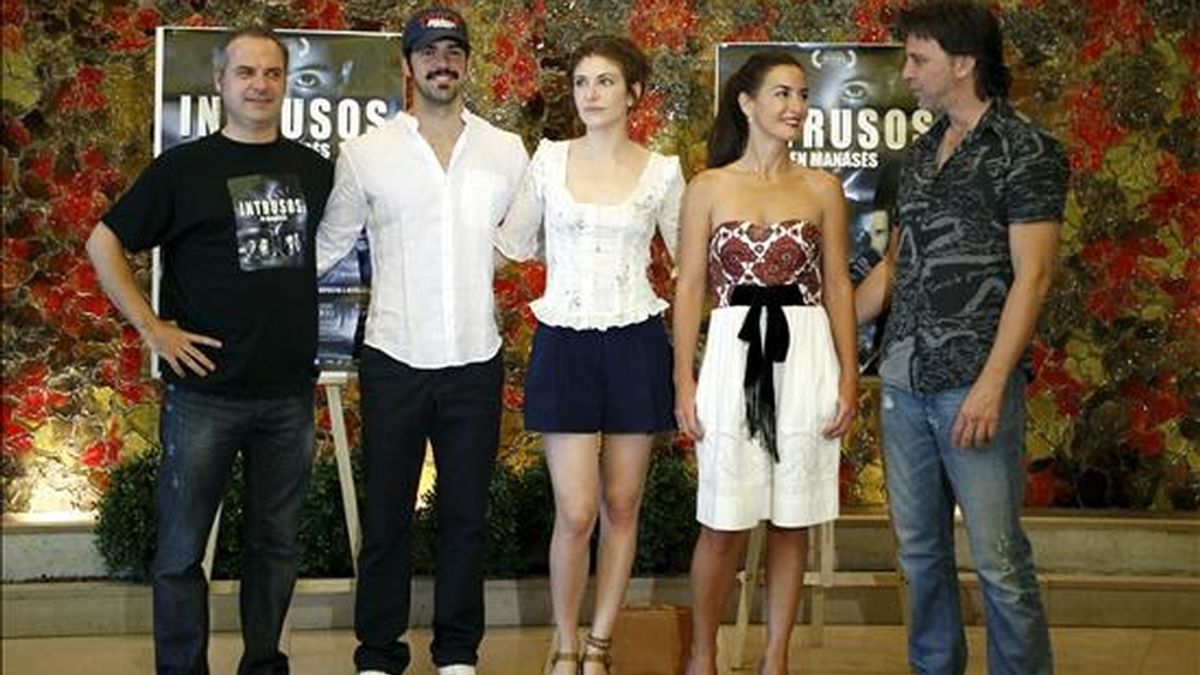 El director de la película "Intrusos en Manases", Juan Carlos Claver (i), durante la presentación del filme, un thriller de terror que se estrena el próximo día 9, junto a los actores Miguel Ángel Muñoz (2i), Marina Gatell (c), Belén López y Armando del Río. EFE