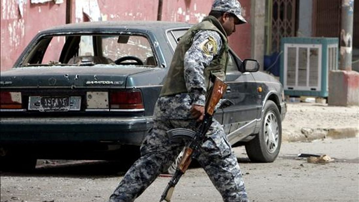 Un oficial de la policía iraquí, en el lugar de un atentado en el distrito bagdadí de Dura. EFE/Archivo Un oficial de la policía iraquí, en el lugar de un atentado en el distrito bagdadí de Dura. EFE/Archivo