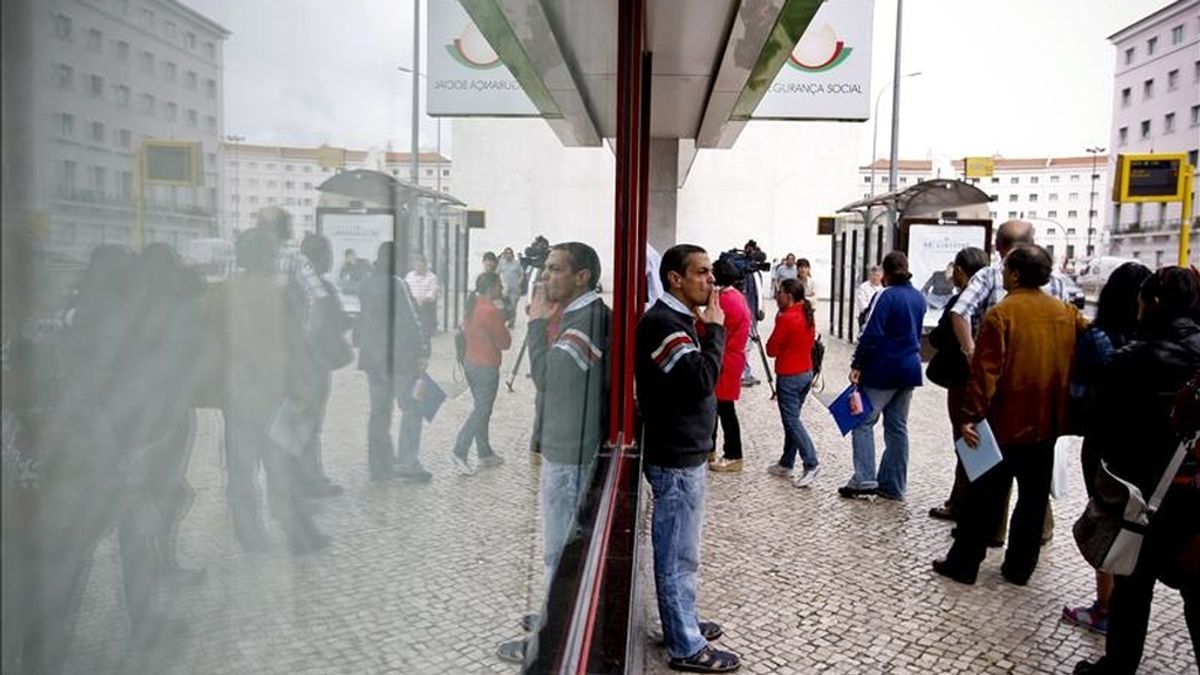 Personas hacen cola en una oficina de la Seguridad Social, en Lisboa, Portugal hoy, viernes, 6 de mayo de 2011, durante la jornada de primera huelga de funcionarios públicos después de conocerse ayer las condiciones del rescate financiero impuestas al país luso, tasado en 78.000 millones de euros para los próximos tres años. EFE