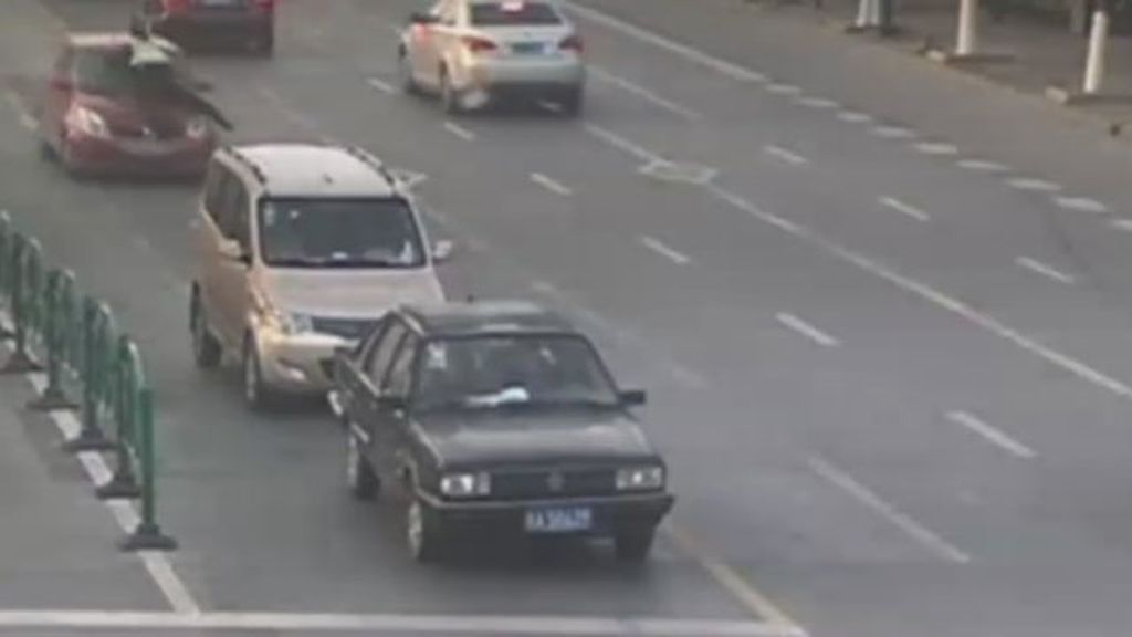 Un coche se lleva por delante a un policía en China