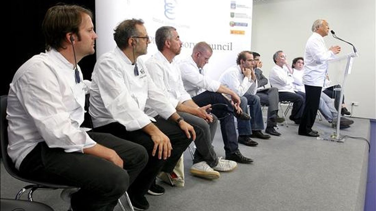 El director del Basque Culinary Center, Joxe Mari Aizega (6i), y el cocinero Ferrán Adriá (7i) presentando al Consejo Asesor Internacional de la futura Facultad de Gastronomía de San Sebastián, en una rueda de prensa a la que asistieron los miembros de este organismo, entre los que se encuentran Yukio Hattori (d), Rene Redzepi (i), Massimo Bottura (2i), Alex Atala (3i), Heston Blumenthal (4i), Dan Barber (5i), y Gaston Acurio (8i). EFE El director del Basque Culinary Center, Joxe Mari Aizega (6i), y el cocinero Ferrán Adriá (7i) presentando al Consejo Asesor Internacional de la futura Facultad de Gastronomía de San Sebastián, en una rueda de prensa a la que asistieron los miembros de este organismo, entre los que se encuentran Yukio Hattori (d), Rene Redzepi (i), Massimo Bottura (2i), Alex Atala (3i), Heston Blumenthal (4i), Dan Barber (5i), y Gaston Acurio (8i). EFE
