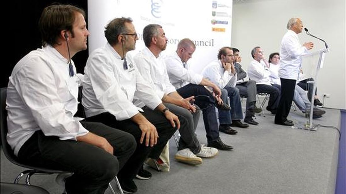 El director del Basque Culinary Center, Joxe Mari Aizega (6i), y el cocinero Ferrán Adriá (7i) presentando al Consejo Asesor Internacional de la futura Facultad de Gastronomía de San Sebastián, en una rueda de prensa a la que asistieron los miembros de este organismo, entre los que se encuentran Yukio Hattori (d), Rene Redzepi (i), Massimo Bottura (2i), Alex Atala (3i), Heston Blumenthal (4i), Dan Barber (5i), y Gaston Acurio (8i). EFE