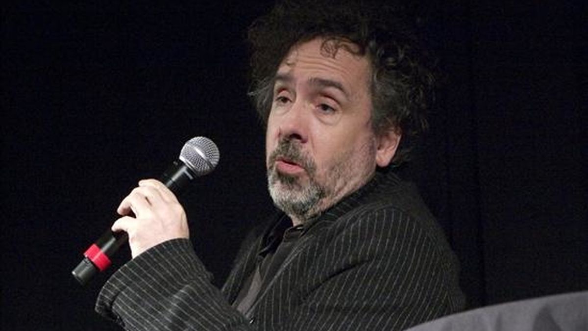 El director estadounidense de cine Tim Burton habla este lunes durante una rueda de prensa celebrada en el edificio TIFF Bell Lightbox de Toronto donde el próximo 26 de noviembre se inaugurará la exposición "Tim Burton" sobre el mundo artístico del cineasta. EFE