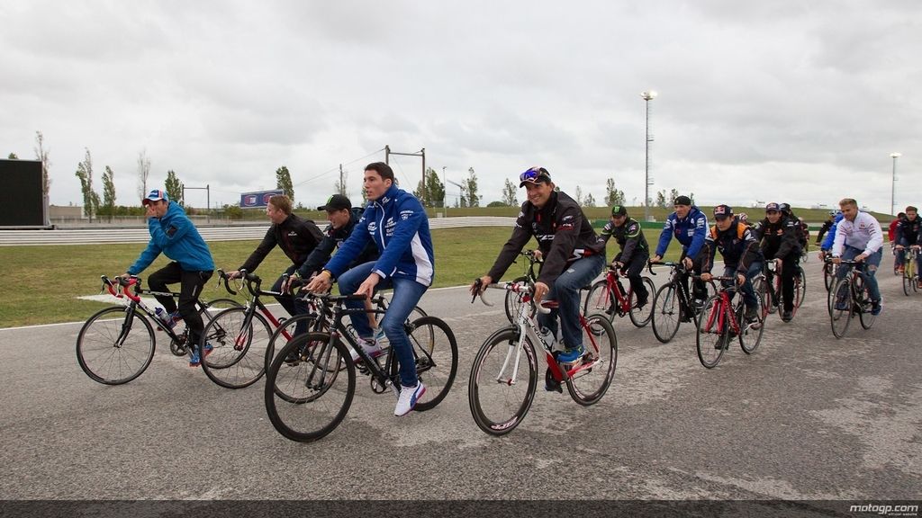 Los pilotos dieron una vuelta en bicicleta en recuerdo de Simoncelli