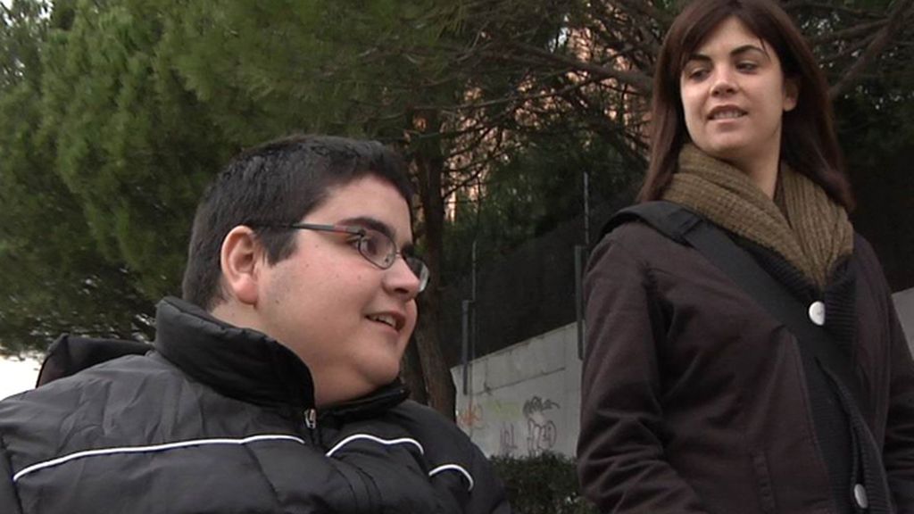 Samanta Villar habla con un joven dependiente