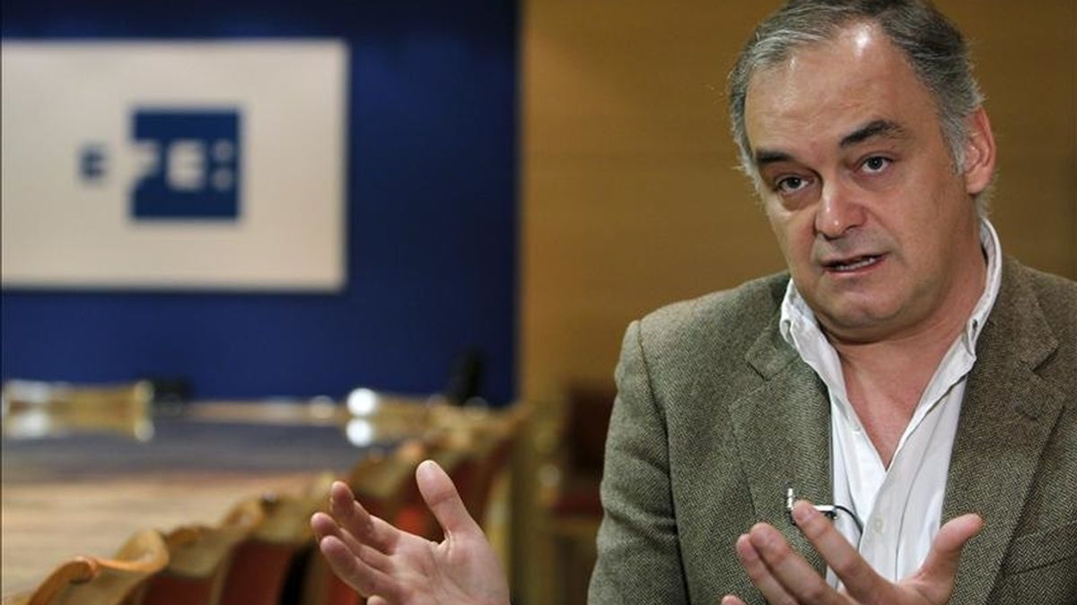 El vicesecretario de Comunicación del PP, Esteban González Pons, en declaraciones a Efe ha afirmado hoy que Felipe González y José María Aznar, por ser ex presidentes del Gobierno, no tienen por qué cobrar menos que los demás consejeros de las compañías de las que forman parte. "Sus retribuciones son acordes con lo que cobran el resto de consejeros. Que uno haya sido presidente del Gobierno con anterioridad no significa que deba cobrar menos que los demás consejeros", ha dicho el dirigente del PP. EFE El vicesecretario de Comunicación del PP, Esteban González Pons, en declaraciones a Efe ha afirmado hoy que Felipe González y José María Aznar, por ser ex presidentes del Gobierno, no tienen por qué cobrar menos que los demás consejeros de las compañías de las que forman parte. "Sus retribuciones son acordes con lo que cobran el resto de consejeros. Que uno haya sido presidente del Gobierno con anterioridad no significa que deba cobrar menos que los demás consejeros", ha dicho el dirigente del PP. EFE