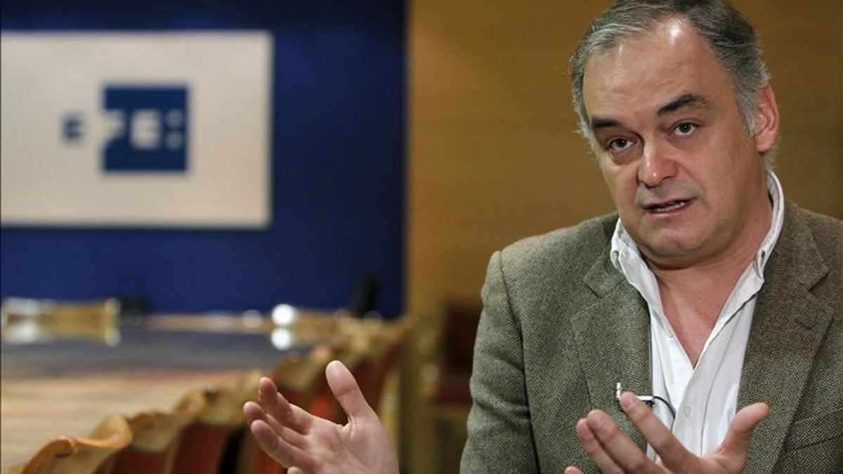 El vicesecretario de Comunicación del PP, Esteban González Pons, en declaraciones a Efe ha afirmado hoy que Felipe González y José María Aznar, por ser ex presidentes del Gobierno, no tienen por qué cobrar menos que los demás consejeros de las compañías de las que forman parte. "Sus retribuciones son acordes con lo que cobran el resto de consejeros. Que uno haya sido presidente del Gobierno con anterioridad no significa que deba cobrar menos que los demás consejeros", ha dicho el dirigente del PP. EFE