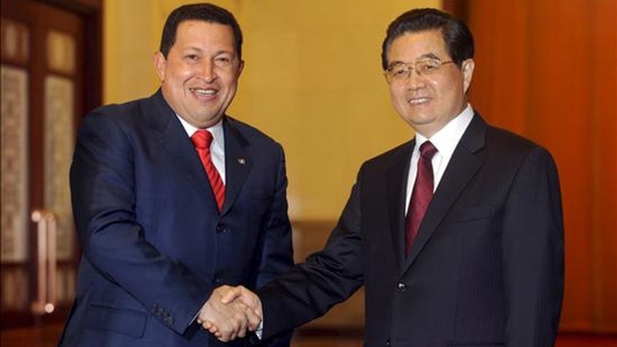 El presidente de Venezuela, Hugo Chávez (i), estrecha la mano de su homólogo chino, Hu Jintao (d), durante su reunión hoy en el Gran Palacio del Pueblo en Pekín, China. Chávez afirmó que en su visita de dos días a China buscará intercambiar ideas sobre la construcción de lo que considera un nuevo orden geopolítico mundial. EFE
