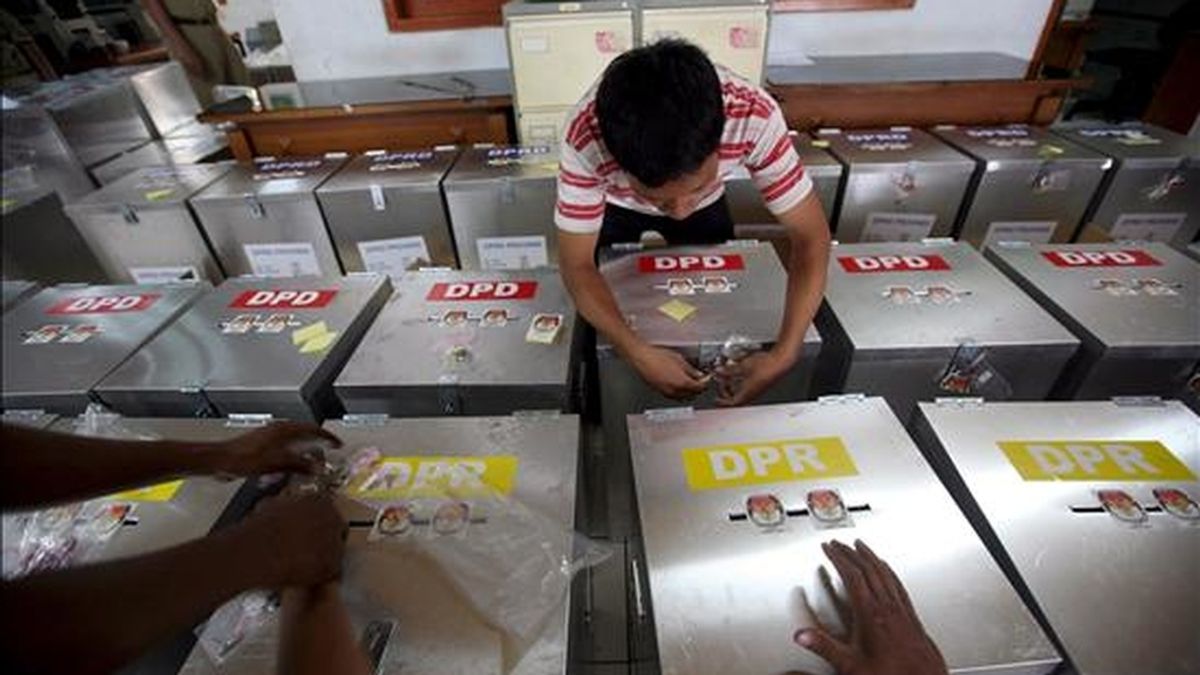 Un hombre sella las cajas que contienen las papeletas de votación antes de su distribución por Yakarta (Indonesia), el 8 de abril de 2009, con vistas a las elecciones parlamentarias, que tendrán lugar mañana. Las elecciones presidenciales están convocadas para el próximo 8 de julio. EFE