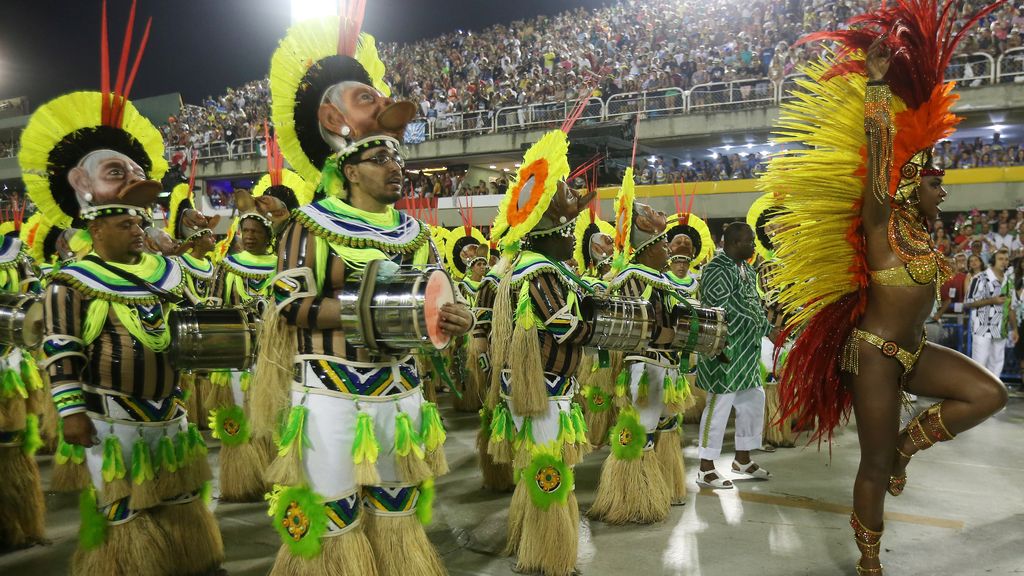 El carnaval de Brasil se llena de color