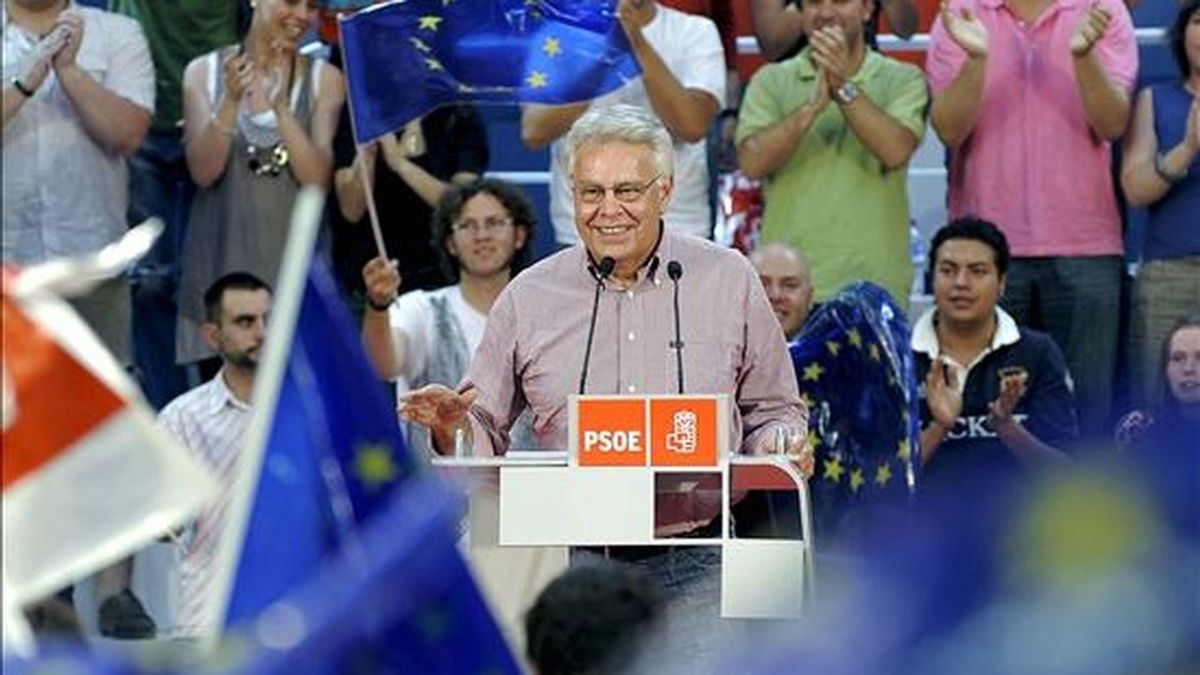 El ex-presidente del Gobierno, Felipe González, durante el mítin organizado por el PSOE esta tarde en Valladolid en el que ha participado junto a dirigentes regionales del partido. EFE