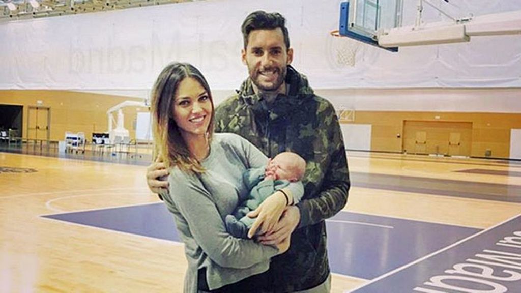 Y les acompaña hasta sus entrenamientos