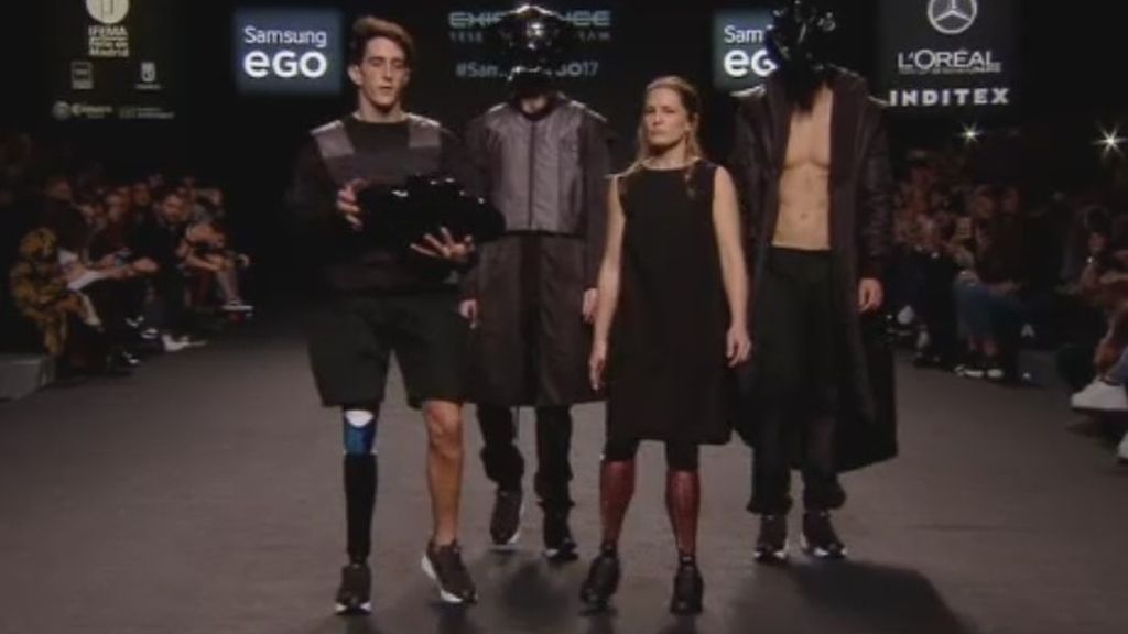 Dos atletas paralímpicos desfilan como modelos en la Madrid Fashion Week