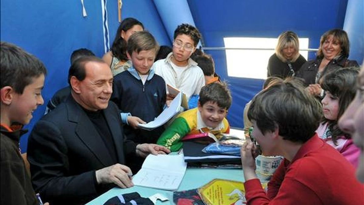 El primer ministro de Italia, Silvio Berlusconi, durante la inauguración de una escuela para los niños afectados por el reciente terremoto en Los Abruzos. EFE/Gabinete de prensa del primer ministro italiano
