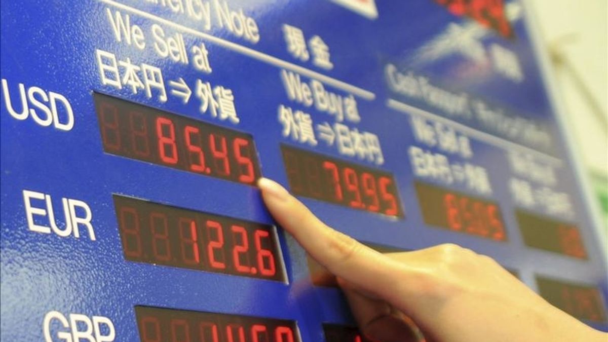Una mujer observa una pantalla en una casa de cambio en Tokio, Japón. La Bolsa de Tokio bajó en su apertura 62,53 puntos, el 0,65 por ciento. EFE/Archivo