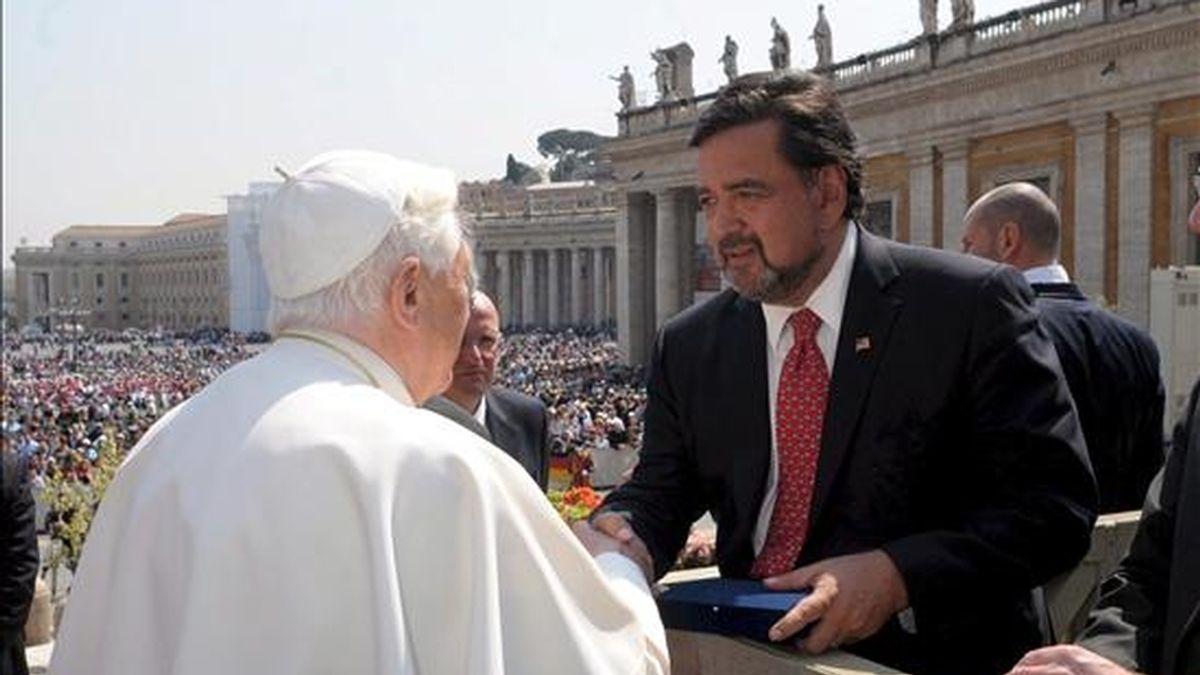 Benedicto XVI saluda al gobernador del estado de Nuevo México (EEUU), Bill Richardson, en la plaza de San Pedro. EFE