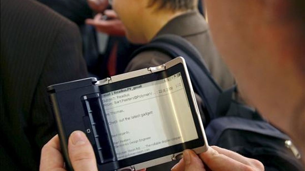 Los usuarios que apuesten por comprar los libros electrónicos podrán leerlos en Scribd.com y en sus ordenadores, así como en varios dispositivos digitales móviles. EFE/Archivo