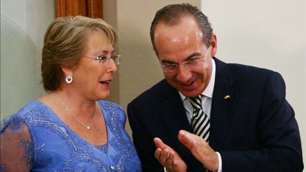 Siete de cada diez chilenos aprueban la gestión de la presidenta Michelle Bachelet (i), quien aparece en la imagen con el presidente de México, Felipe Calderon (d), durante su visita al país azteca. EFE