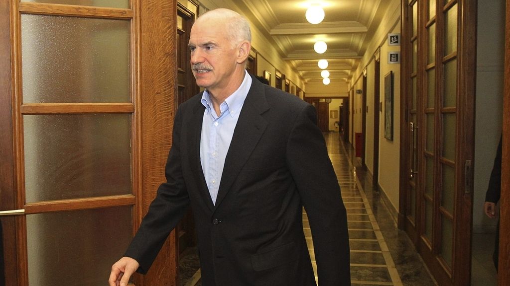 El primer ministro griego, Yorgos Papandréu llega al consejo de Ministros. EFE
