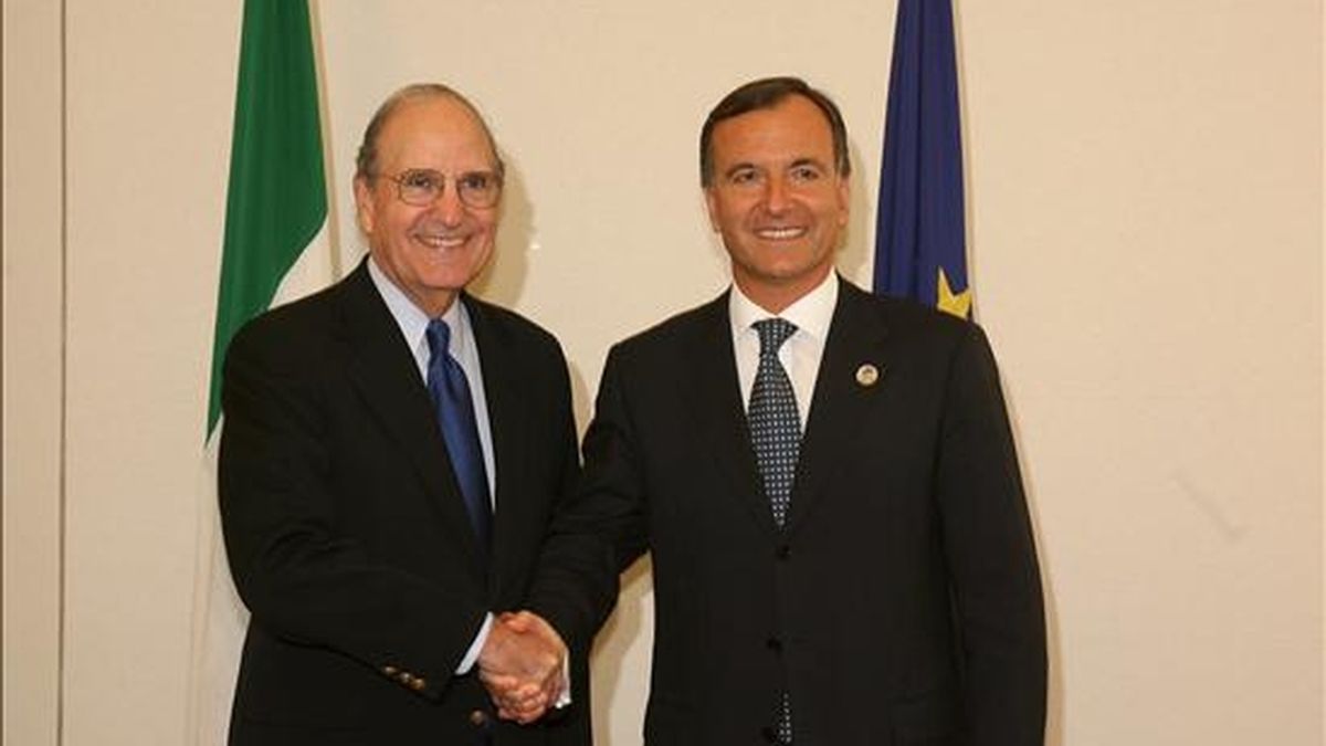 El ministro de Asuntos Exteriores italiano, Franco Frattini (dcha.), saluda al enviado especial de Estados Unidos para Oriente Medio, George Mitchell, en Trieste. EFE