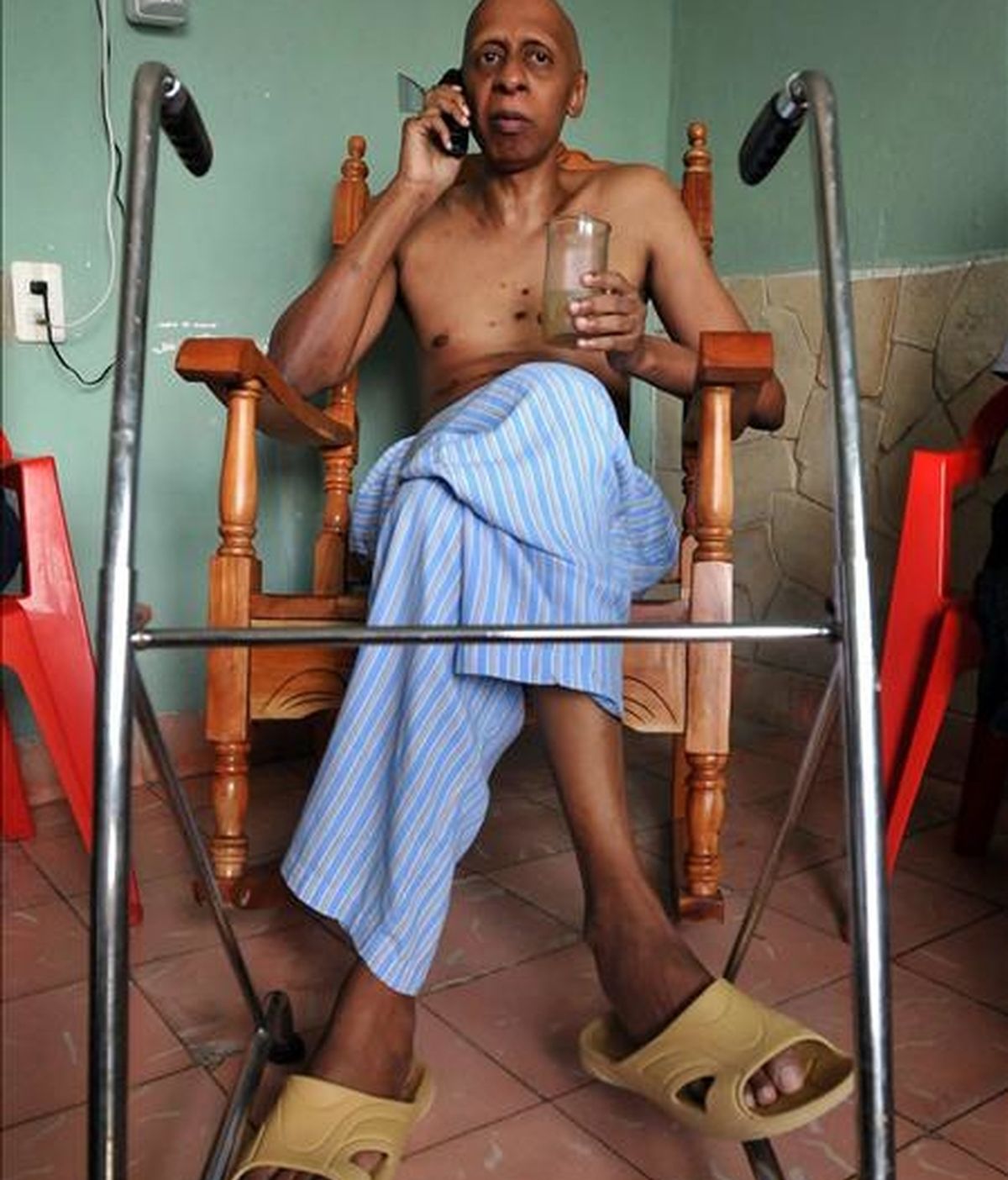 El disidente cubano Guillermo Fariñas en el día en que fue informado de su designación para el premio Sájarov 2010 a la libertad de conciencia, en Santa Clara (Cuba). EFE/Archivo