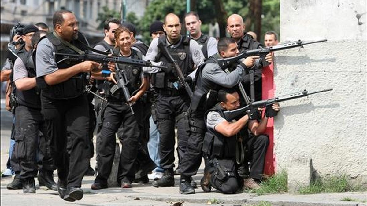 Policías patrullan en la favela Vila Cruzeiro en Río de Janeiro (Brasil), durante los operativos para contrarrestrar los ataques del crimen organizado. A 30 se elevó el número de muertos desde el pasado lunes, cuando la Policía inició su reacción contra estos grupos criminales. EFE