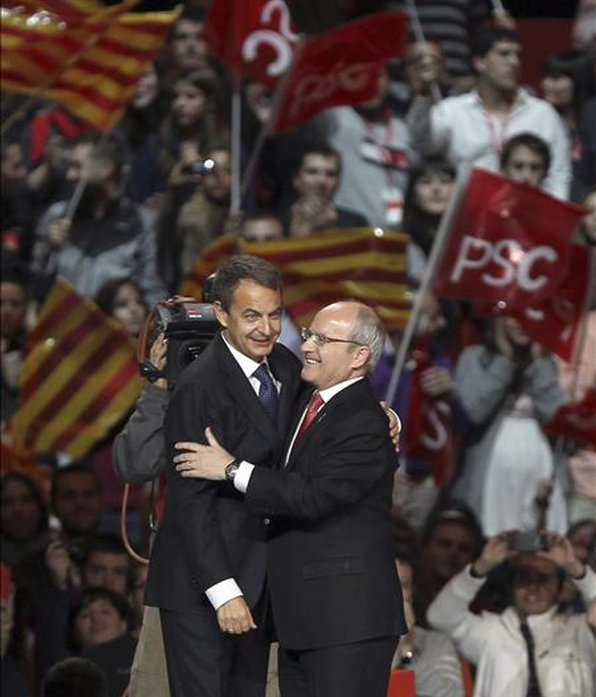 El presidente del Gobierno José Luis Rodríguez Zapatero (i), su homólogo de la Generalitat y candidato a la reelección por los socialistas catalanes (PSC), José Montilla, se saludan durante el mitin central de campaña celebrado esta noche en el Palau Sant Jordi de Barcelona. EFE