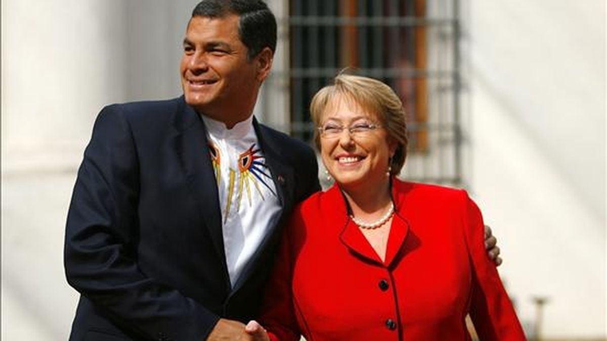 Imagen de la presidenta de Chile, Michelle Bachelet (d), junto a su homólogo ecuatoriano, Rafael Correa, a quien entregará la dirección temporal del bloque. EFE/Archivo