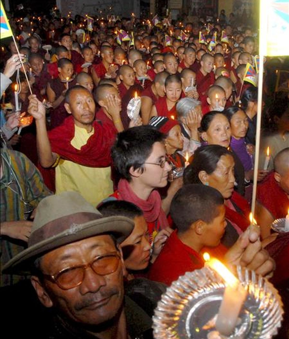 Miles de tibetanos protestan y gritan consignas anti Chinas durante una manifestación en el área dominada por los budas tibetanos en Katmandú, Nepal, en marzo de 2008. Miles de tibetanos participaron en una vigilia con velas para protestar por las muertes de tibetanos en Lhasa, China, durante enfrentamientos con la policía. EFE/Archivo