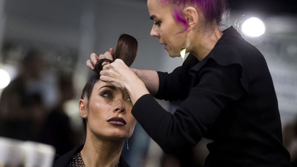 Lució un corpiño dorado y un vestido con transparencias