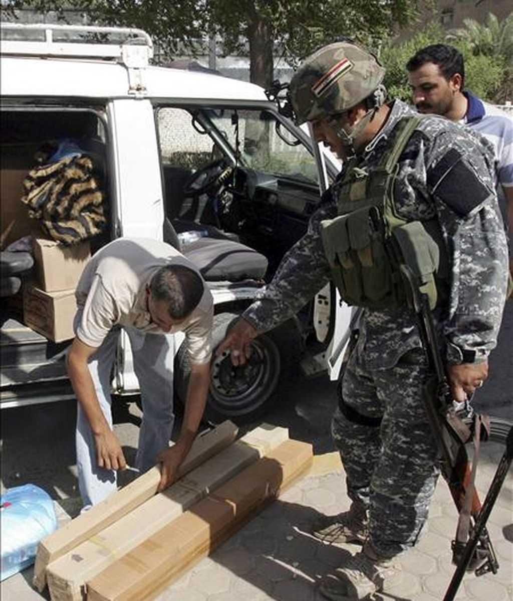 Un policía iraquí inspecciona hoy la mercancia de un vehículo en un punto de control del centro de Bagdad, Irak. EFE Un policía iraquí inspecciona hoy la mercancia de un vehículo en un punto de control del centro de Bagdad, Irak. EFE