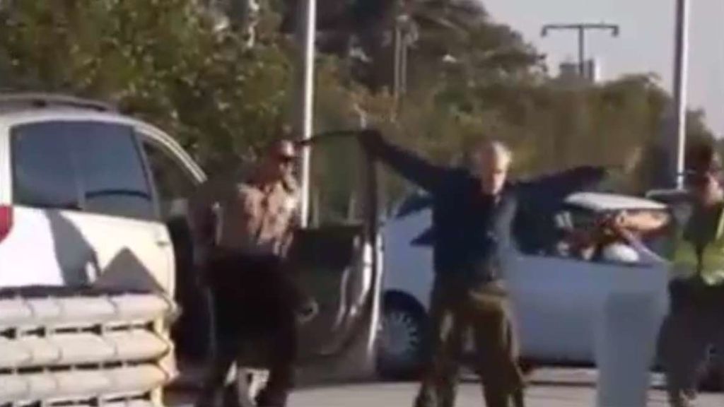 La policía inmoviliza a un anciano con una pistola eléctrica