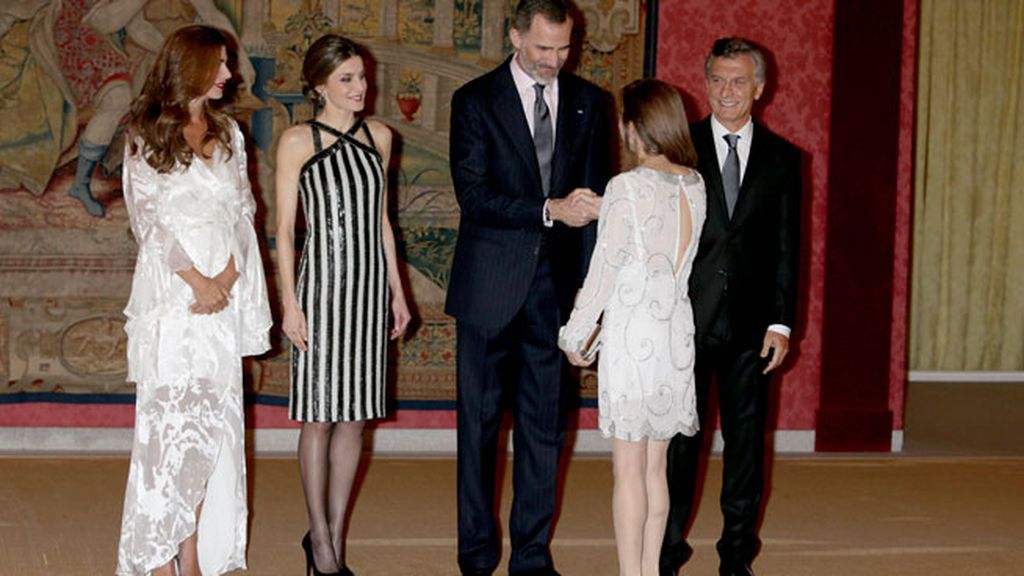 Letizia eligió un midi blanco y negro y Juliana un vestido largo vaporoso