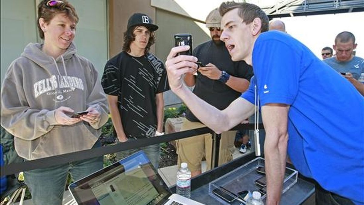 Imagen de este fin de semana de un vendedor que  muestra el nuevo Apple iPhone 3GS a potenciales clientes. EFE