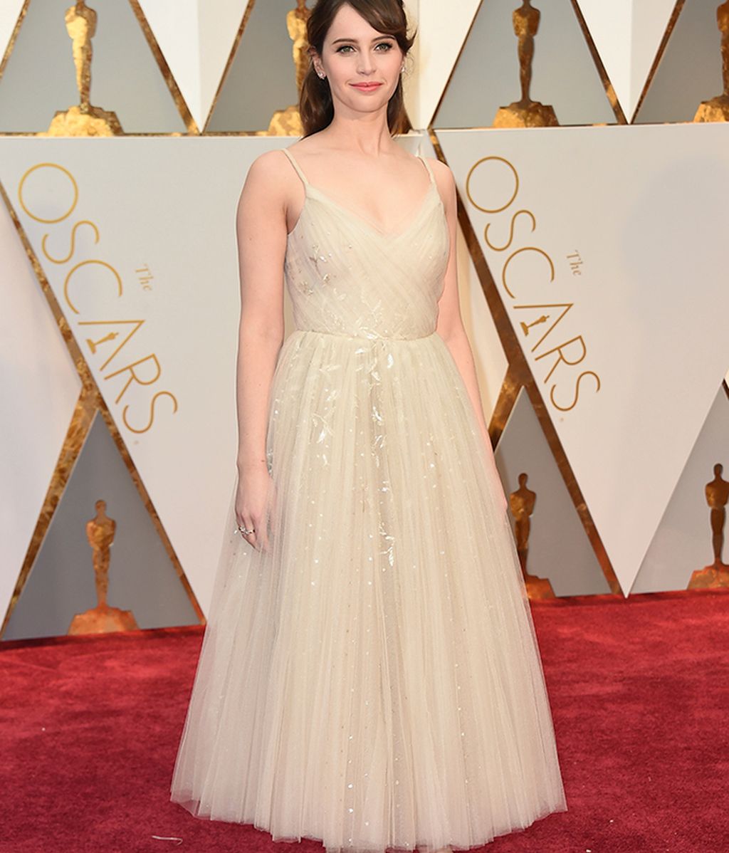 Felicity Jones con vestido al tobillo de Dior