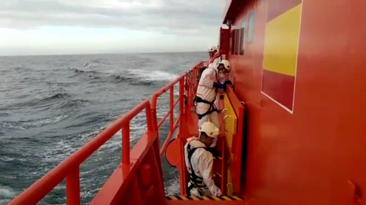 Miembros de Salvamento Marítimo a bordo de su embarcación en aguas del Mar de Alborán