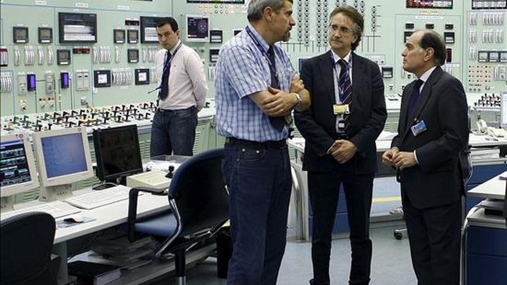 El vicepresidente segundo y consejero de Economía y Empleo de Castilla y León, Tomás Villanueva (d), acompañado por el director de la central de Santa María de Garoña, José Ramón Torralbo (c) y por el jefe de turno del reactor, Pedro Julián Fernández, durante su visita a la sala de control de dicha central nuclear. EFE