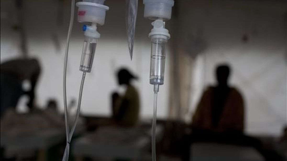 Varios pacientes de cólera son atendidos en el hospital Bicentenaire, en el Bulevar La Saline, en Puerto Príncipe (Haití). EFE
