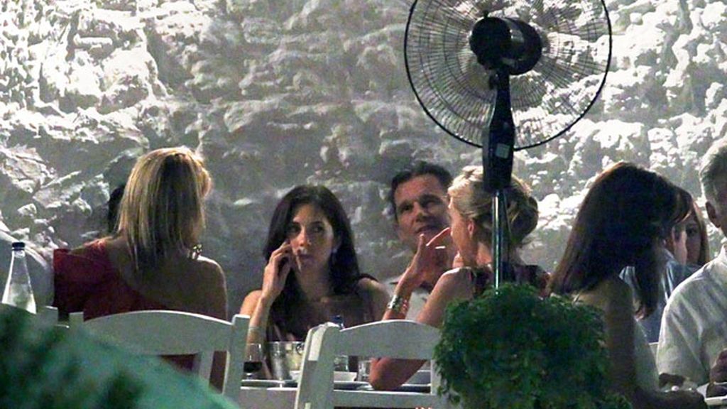 Comida griega, rosas blancas y un paseo en yate: las imágenes del reencuentro Real