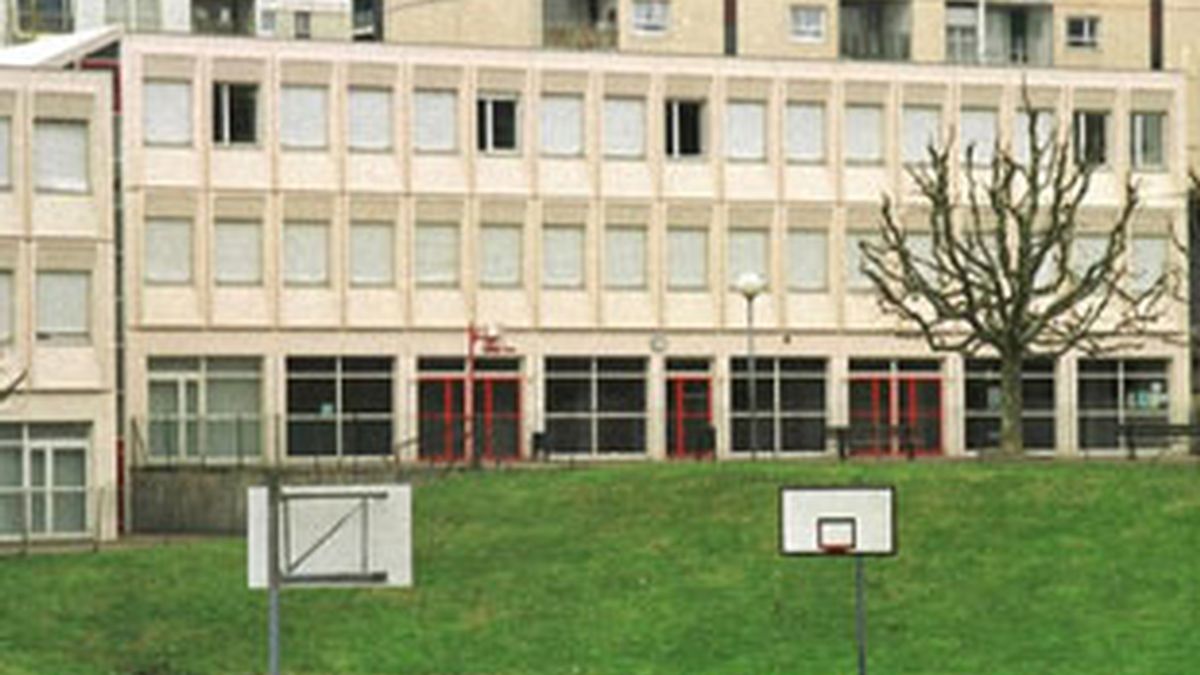 Imagen de archivo de la escuela francesa donde un joven armado amntiene retenido a varios niños.