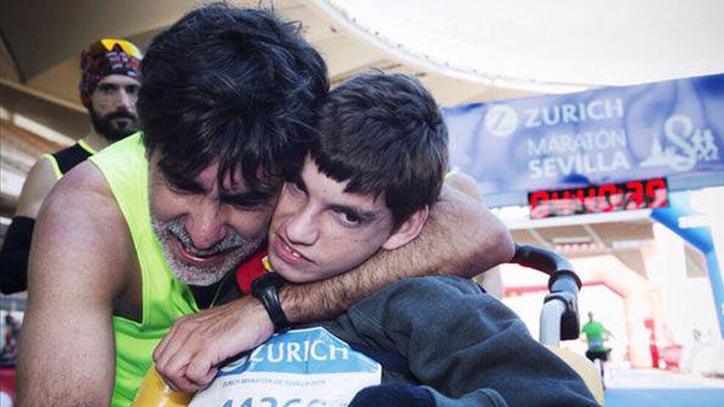 Quieren que el padre que corre maratones con su hijo aspire al Princesa de Asturias