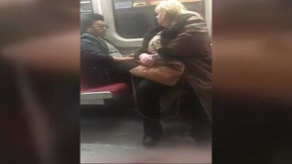 La lección de educación a un joven que puso los pies en un asiento del metro