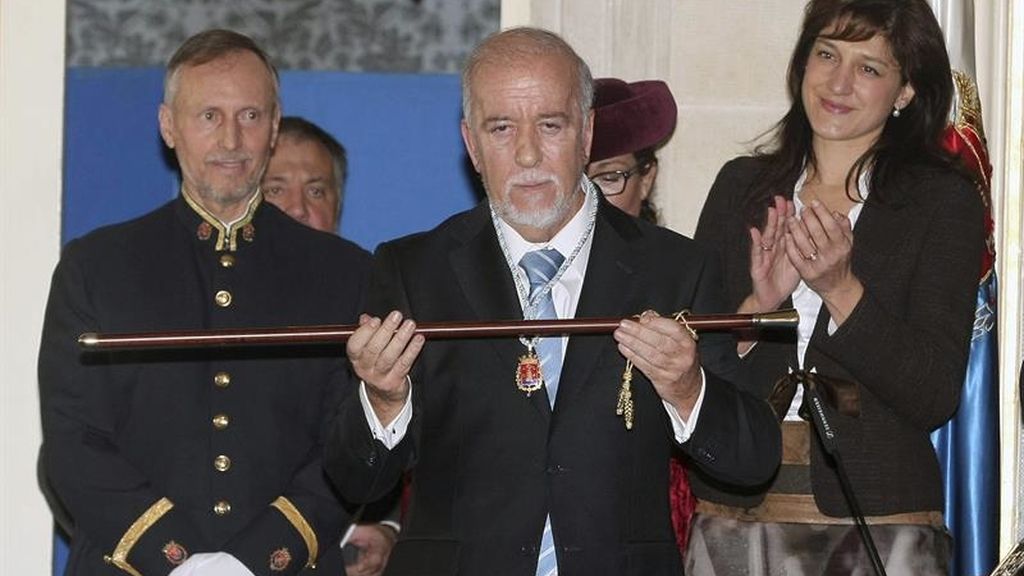 Miguel Valor, nuevo alcalde de Alicante en un acto muy lejos de la austeridad prometida
