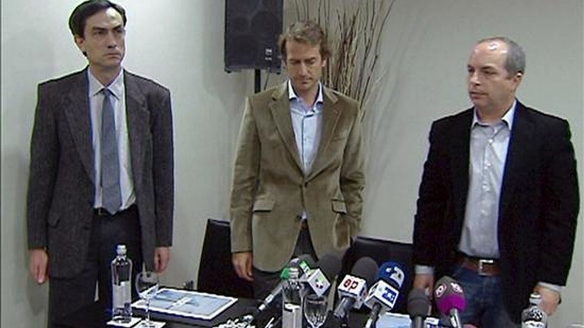 El presidente de la Unión Sindical de Controladores Aéreos (USCA), Camilo Cela (i); el secretario de Comunicación, César Cabo (c), y el portavoz, Daniel Zamit (d), durante la rueda de prensa ofrecida esta tarde con motivo de la protesta que ha obligado a cerrar varios aeropuertos españoles. EFE El presidente de la Unión Sindical de Controladores Aéreos (USCA), Camilo Cela (i); el secretario de Comunicación, César Cabo (c), y el portavoz, Daniel Zamit (d), durante la rueda de prensa ofrecida esta tarde con motivo de la protesta que ha obligado a cerrar varios aeropuertos españoles. EFE