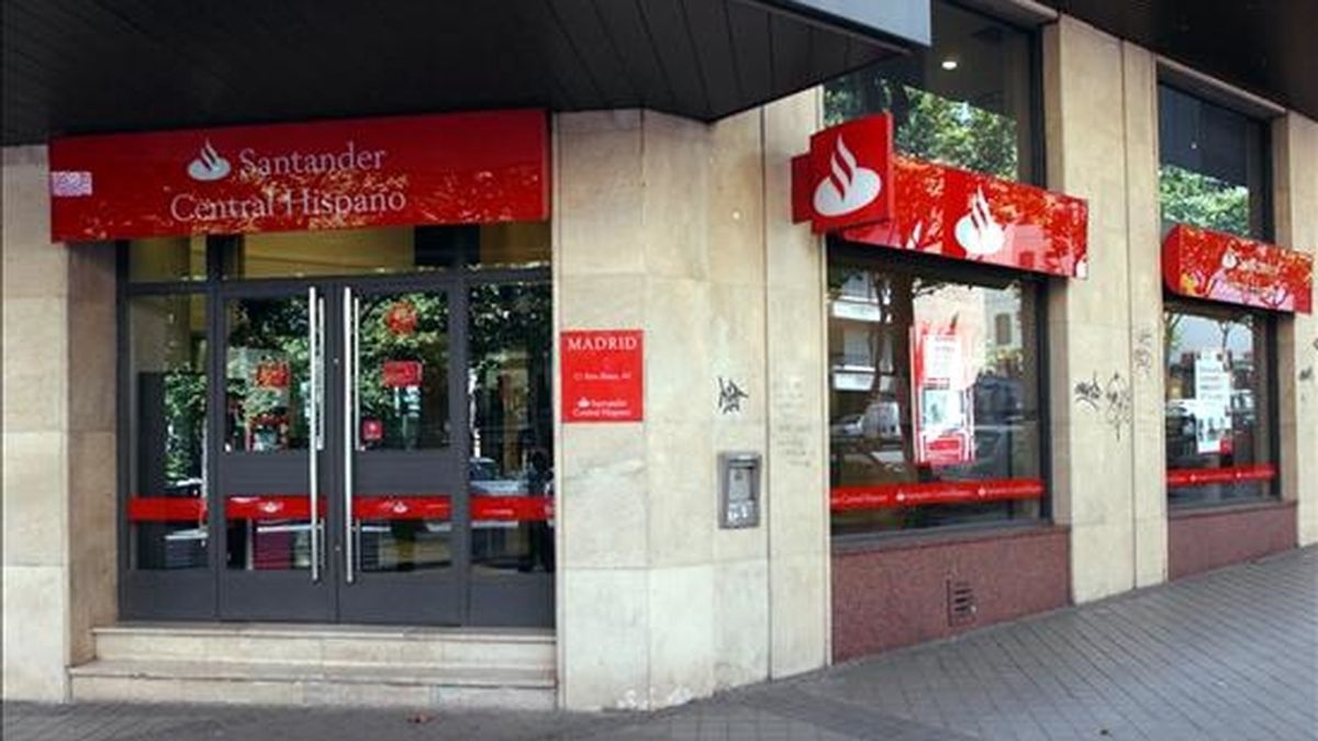 Fachada de una de las numerosas sucursales del banco Santander en Madrid. EFE/Archivo