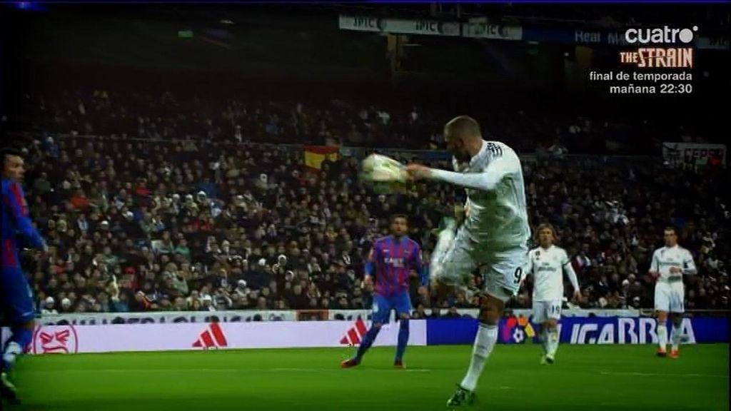 ¡Benzema asombra al Bernabéu con un remate de espuela que da en la escuadra!